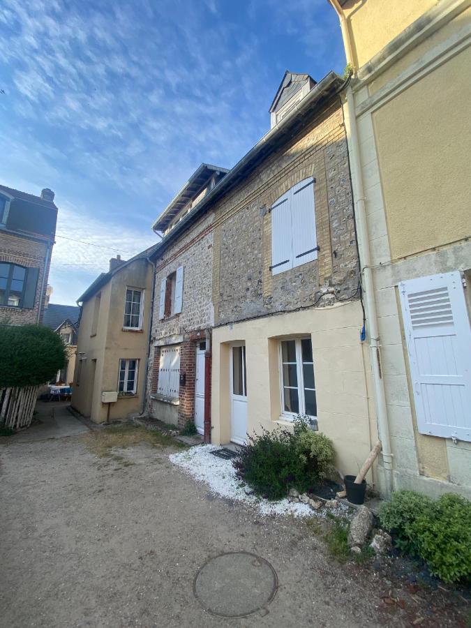 Charmante Maison Au Coeur De Villerville Exterior foto